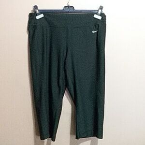 Nike dri fit capris size large